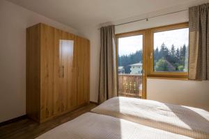 1 dormitorio con cama y ventana grande en Apart Andreas, en Ried im Zillertal