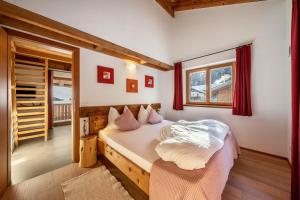 a bedroom with a bed and a window at Ferienhaus Larch Soge Apt Karin in Racines