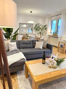 - un salon avec un canapé et une table dans l'établissement Boutique L´AHRpartement Ahr-Terrasse-Zentral, à Bad Neuenahr-Ahrweiler