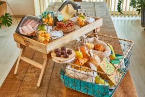 uma mesa coberta com uma cesta de comida e snacks em lit-loo em Hasselt mais 22 fotografias
