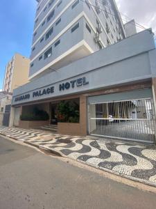 duży budynek z znakiem hotelowym na ulicy w obiekcie Mariano Palace Hotel w mieście Campinas
