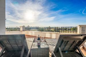 Balkón nebo terasa v ubytování Bright Apartment with Large Terrace - MO4223LT