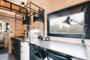 Kuchyň nebo kuchyňský kout v ubytování Idyllisches Tiny House III mit Sauna