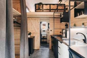 una cocina en una casa pequeña con fregadero en Idyllisches Tiny House III mit Sauna, en Löbau