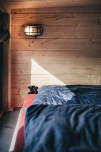 Postel nebo postele na pokoji v ubytování Idyllisches Tiny House III mit Sauna