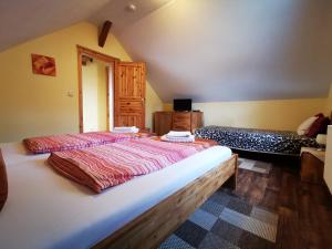 um quarto com duas camas num quarto em Ferienhaus Layla em Leipe