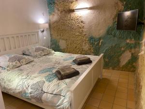Tempat tidur dalam kamar di Gîte de charme 8 personnes centre Azay le Rideau