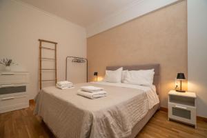 sypialnia z łóżkiem z ręcznikami w obiekcie Madan Apartment - Chania city center w Chanii +11 zdjęć