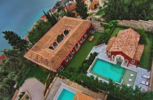 בריכת השחייה שנמצאת ב-Villa Veneziano Suites & Villa או באזור