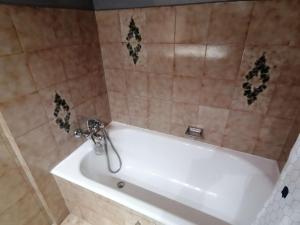 een wit bad in de badkamer bij Appartement Le Grand-Bornand, 3 pièces, 8 personnes - FR-1-241-250 in Le Grand-Bornand