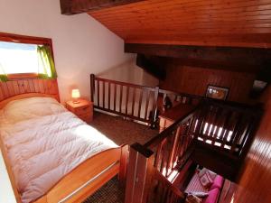 een slaapkamer met een bed in een kamer met een trap bij Appartement Le Grand-Bornand, 3 pièces, 8 personnes - FR-1-241-250 in Le Grand-Bornand