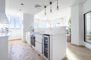 Kuchyň nebo kuchyňský kout v ubytování Bright Apartment with Large Terrace - MO4223LT