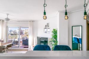 Posezení v ubytování Bright Apartment with Large Terrace - MO4223LT