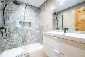 Koupelna v ubytování Bright Apartment with Large Terrace - MO4223LT