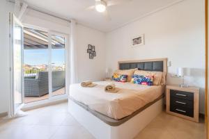 Postel nebo postele na pokoji v ubytování Bright Apartment with Large Terrace - MO4223LT + 37 fotografií
