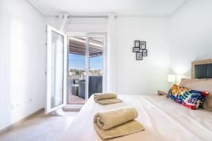 Postel nebo postele na pokoji v ubytování Bright Apartment with Large Terrace - MO4223LT