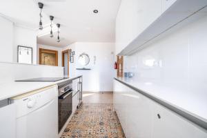 Kuchyň nebo kuchyňský kout v ubytování Bright Apartment with Large Terrace - MO4223LT