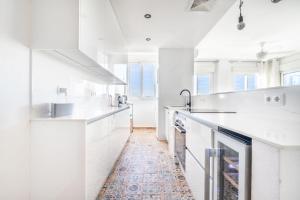 Kuchyň nebo kuchyňský kout v ubytování Bright Apartment with Large Terrace - MO4223LT