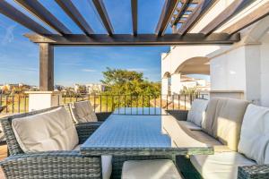 Balkón nebo terasa v ubytování Bright Apartment with Large Terrace - MO4223LT