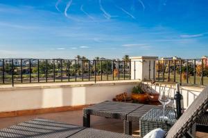 Balkón nebo terasa v ubytování Bright Apartment with Large Terrace - MO4223LT
