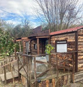 uma cabana de madeira com uma cerca à volta em Camping Syl-Vallée Western Village em Bouglon