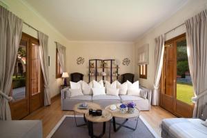 - un salon avec un canapé et une table dans l'établissement Villa Veneziano, à Nydri