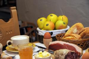 una mesa cubierta con una cesta de fruta y pan en Agritur Primo Sole, en Cles