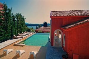 בריכת השחייה שנמצאת ב-Villa Veneziano Suites & Villa או באזור