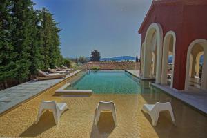 Bazén v ubytovaní Villa Veneziano Suites & Villa alebo v jeho blízkosti