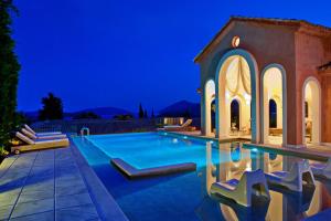 בריכת השחייה שנמצאת ב-Villa Veneziano Suites & Villa או באזור