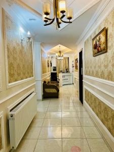 pasillo con sofá y lámpara de araña en Georgian Palace Hotel, en Kutaisi