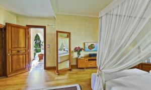 מיטה או מיטות בחדר ב-Villa Veneziano Suites & Villa