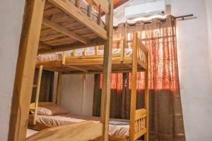 a couple of bunk beds in a room at Hermosa casa de 3 dormitorios in Encarnación