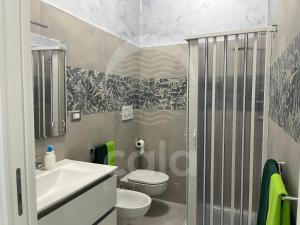 een badkamer met een douche, een toilet en een wastafel bij Marks House - Spiaggia a 300m By Cala Salento in Porto Cesareo +20 foto's