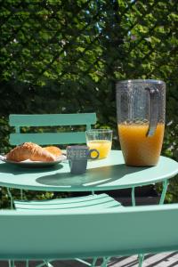 MarGab Guest House في نابولي: طاولة مع كوب من عصير البرتقال والكرواسان