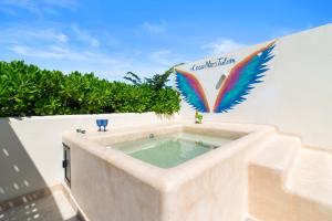 una piscina al lado de un edificio en Luxurious Penthouse with Jungle View & Private Pool en Tulum