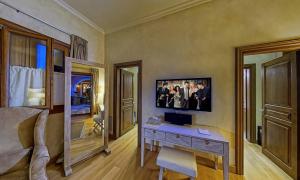 טלויזיה ו/או מרכז בידור ב-Villa Veneziano Suites & Villa