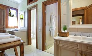 חדר רחצה ב-Villa Veneziano Suites & Villa