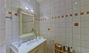 חדר רחצה ב-Villa Veneziano Suites & Villa