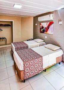 Habitación con 2 camas en una habitación en Hotel Euro Suite São Paulo by Nacional Inn - A 600 METROS DA RUA 25 DE MARÇO, en São Paulo