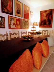 een slaapkamer met een bed met een tafel en een kamer met schilderijen bij Residenza nella campagna di Roma Capitale. in Rome