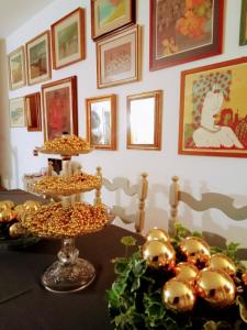 een tafel met een bord gouden decoraties erop bij Residenza nella campagna di Roma Capitale. in Rome