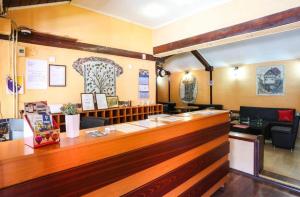 un bar en un restaurante con un mostrador en Pansion Sebilj, en Sarajevo
