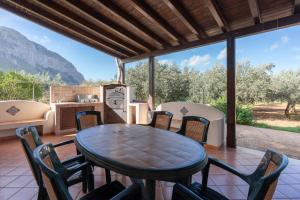 uma cozinha e sala de jantar com mesa e cadeiras em Casa Cris em Castelluzzo
