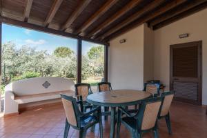 uma sala de jantar com mesa e cadeiras em Casa Cris em Castelluzzo