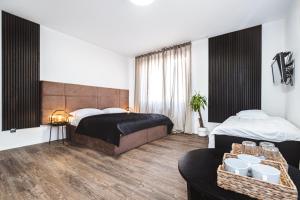 ein Schlafzimmer mit zwei Betten und einem Tisch in der Unterkunft National Plus in Zagreb