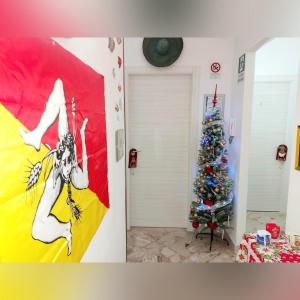 una sala de estar con un árbol de Navidad frente a una puerta en B&B D'Amico87, en Bagheria