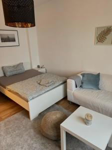sala de estar con cama y sofá en Stylisches Appartement "Johanna" in Weißenfels en Weißenfels