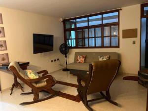 聖吉爾的住宿－Casa bonita en San Gil，客厅配有沙发和椅子