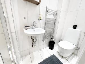 A bathroom at Double Room with private bathroom in a Shared flat in ZONE 1 !!!